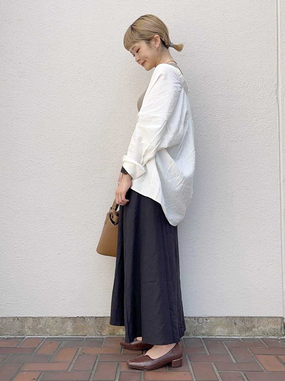 ホワイト系のシャツ/ブラウス、ブラウン系のタンクトップ、イエロー系のトートバッグを着用したレディースの春コーディネートの2枚目の写真