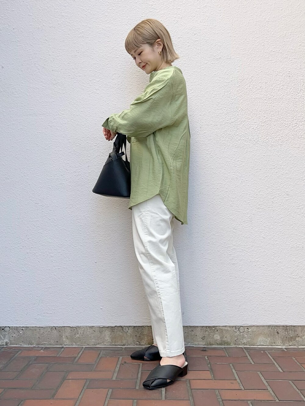 グリーン系のシャツ/ブラウス、ホワイト系のその他パンツ、ベージュ系のトップスを着用したレディースの春コーディネートの2枚目の写真