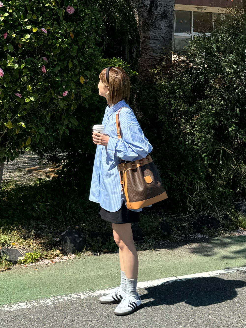 その他のシャツ/ブラウスを着用したレディースの春コーディネートの3枚目の写真