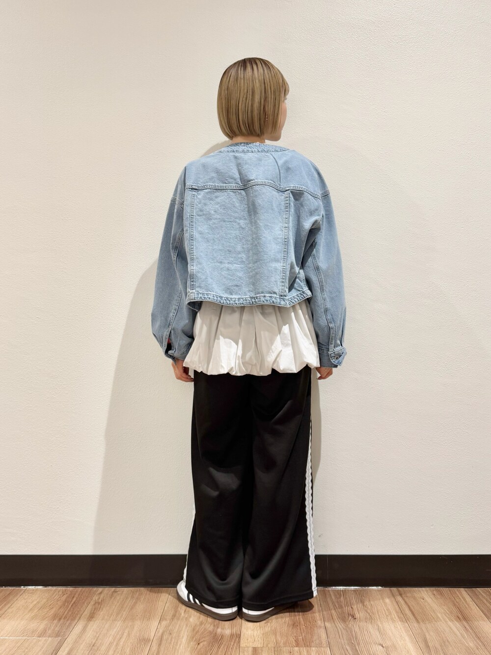 ブルー系のデニムジャケット、ホワイト系のチュニック、ピンク系のTシャツ/カットソーを着用したレディースの春コーディネートの2枚目の写真