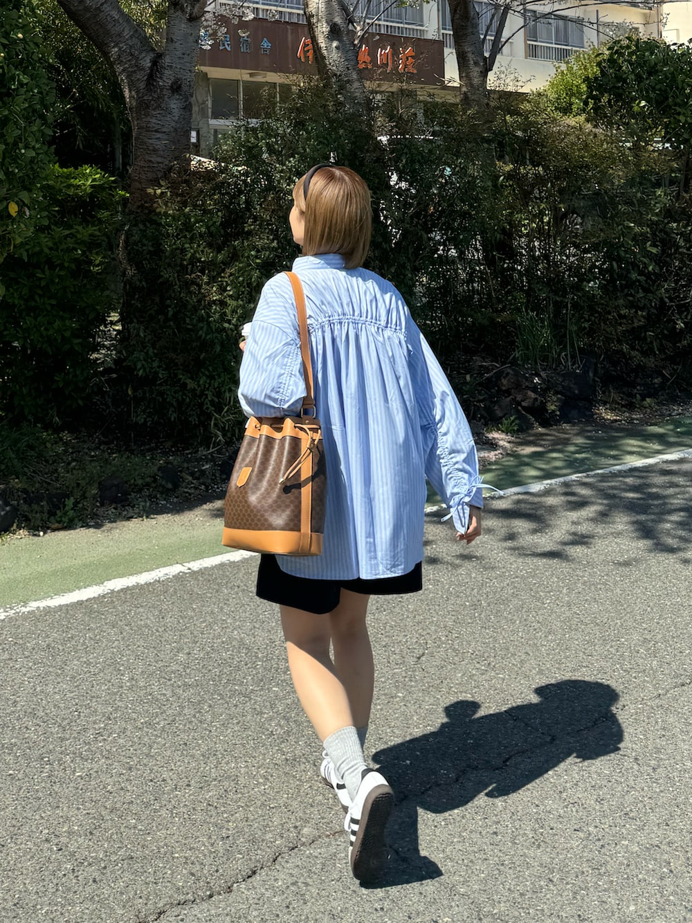 その他のシャツ/ブラウスを着用したレディースの春コーディネートの2枚目の写真