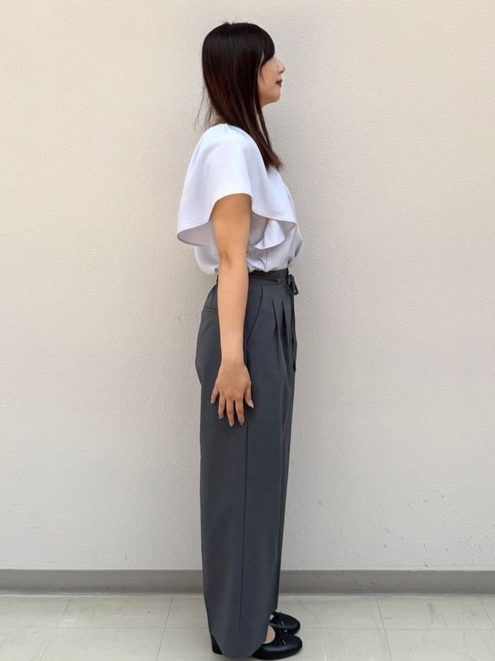パープル系のシャツ/ブラウス、グレー系のその他パンツ、ブラック系のトートバッグを着用したレディースの夏コーディネートの4枚目の写真