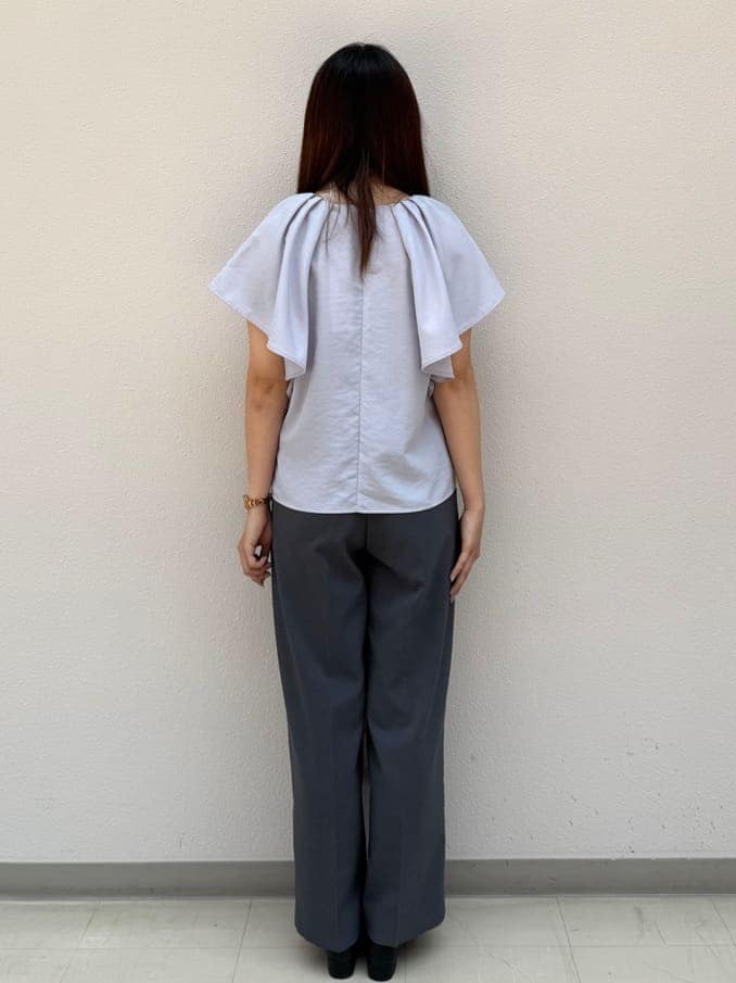 パープル系のシャツ/ブラウス、グレー系のその他パンツ、ブラック系のトートバッグを着用したレディースの夏コーディネートの7枚目の写真