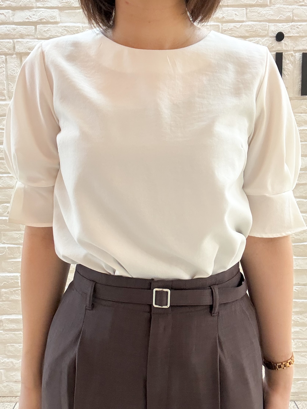 ホワイト系のシャツ/ブラウス、ブラウン系のその他パンツ、ベージュ系のトートバッグを着用したレディースの春コーディネートの5枚目の写真
