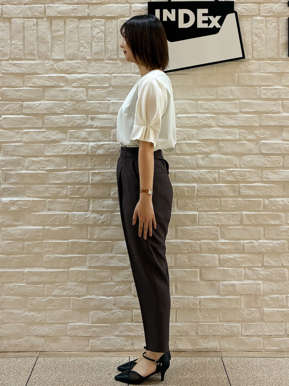 ホワイト系のシャツ/ブラウス、ブラウン系のその他パンツ、ベージュ系のトートバッグを着用したレディースの春コーディネートの2枚目の写真