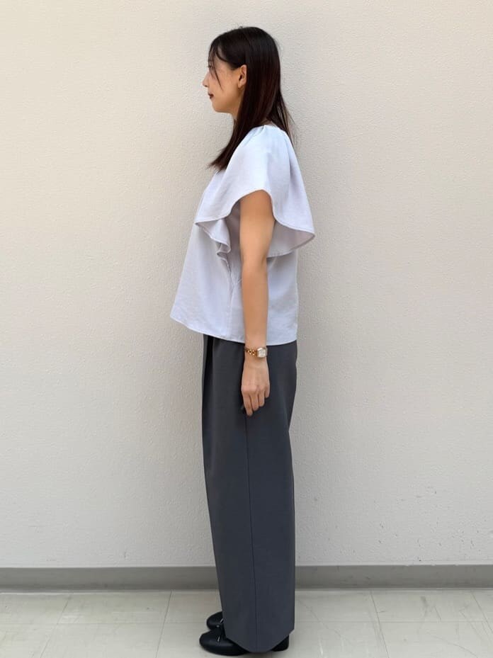 パープル系のシャツ/ブラウス、グレー系のその他パンツ、ブラック系のトートバッグを着用したレディースの夏コーディネートの6枚目の写真