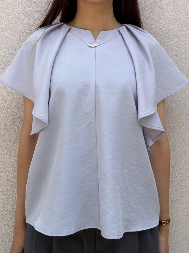 パープル系のシャツ/ブラウス、グレー系のその他パンツ、ブラック系のトートバッグを着用したレディースの夏コーディネートの9枚目の写真