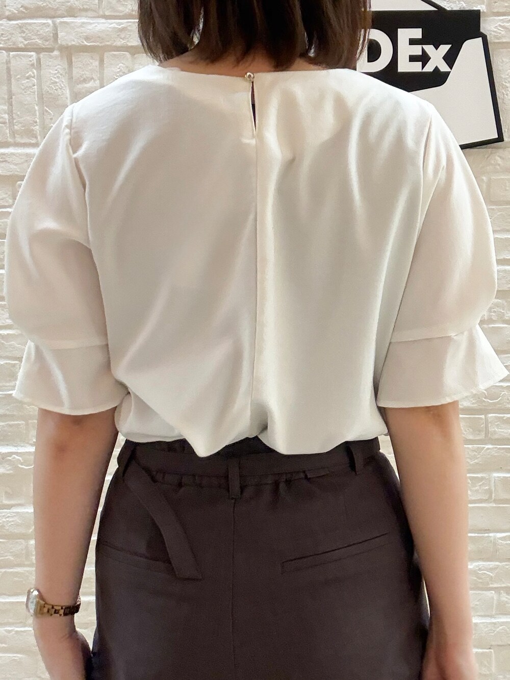 ホワイト系のシャツ/ブラウス、ブラウン系のその他パンツ、ベージュ系のトートバッグを着用したレディースの春コーディネートの6枚目の写真