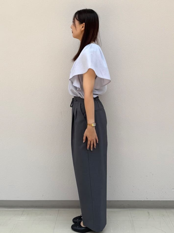 パープル系のシャツ/ブラウス、グレー系のその他パンツ、ブラック系のトートバッグを着用したレディースの夏コーディネートの2枚目の写真
