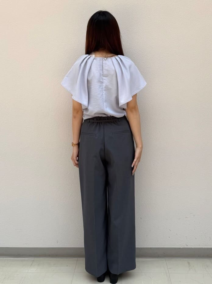 パープル系のシャツ/ブラウス、グレー系のその他パンツ、ブラック系のトートバッグを着用したレディースの夏コーディネートの3枚目の写真