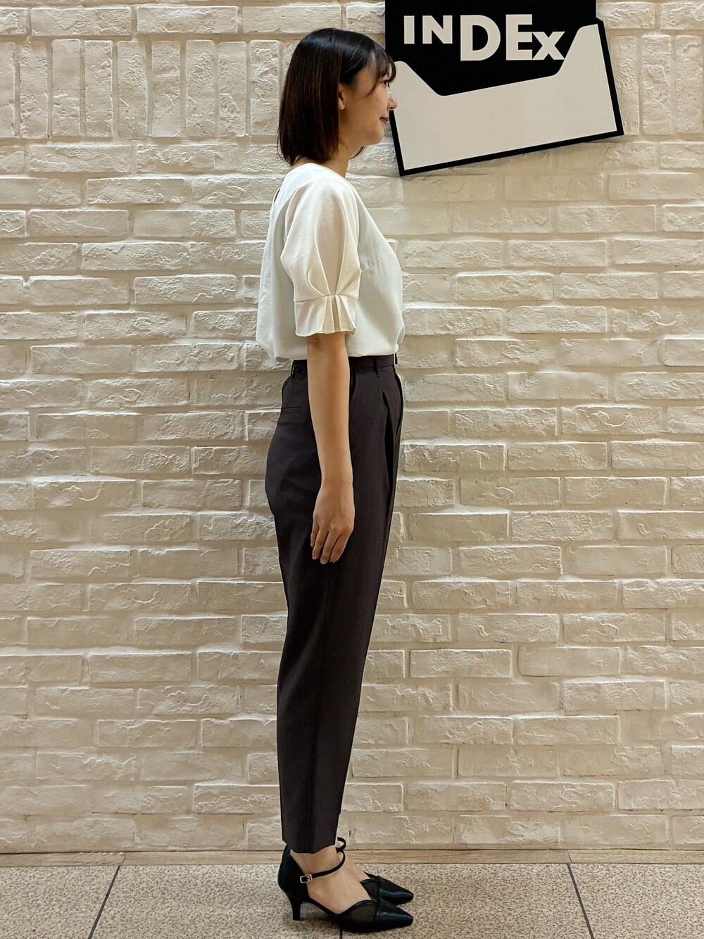 ホワイト系のシャツ/ブラウス、ブラウン系のその他パンツ、ベージュ系のトートバッグを着用したレディースの春コーディネートの4枚目の写真
