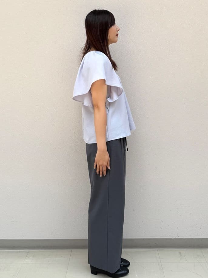 パープル系のシャツ/ブラウス、グレー系のその他パンツ、ブラック系のトートバッグを着用したレディースの夏コーディネートの8枚目の写真