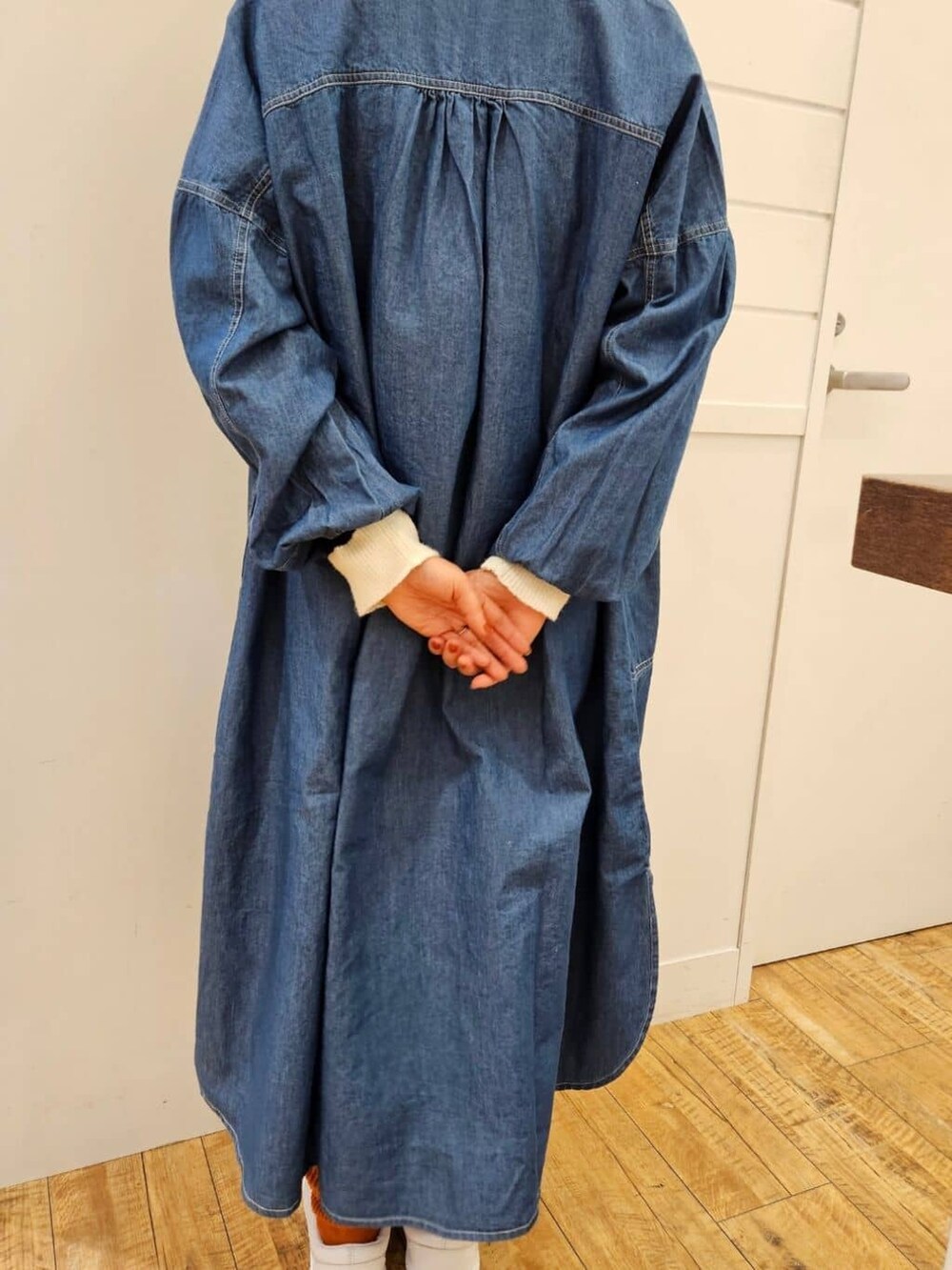 ブルー系のワンピース、ブルー系のワンピース、ブルー系のニット/セーターを着用したレディースの冬コーディネートの5枚目の写真