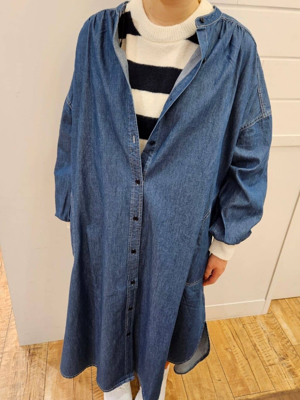 ブルー系のワンピース、ブルー系のワンピース、ブルー系のニット/セーターを着用したレディースの冬コーディネートの3枚目の写真