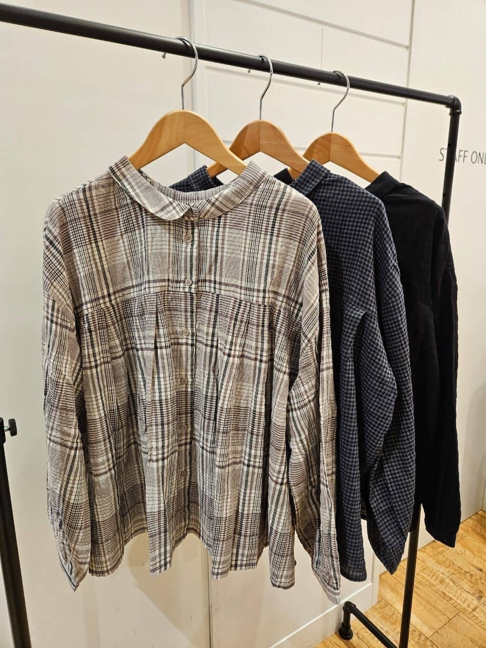 グレー系のシャツ/ブラウス、ブラック系のシャツ/ブラウス、ベージュ系のシャツ/ブラウスを着用したレディースの秋コーディネートの7枚目の写真
