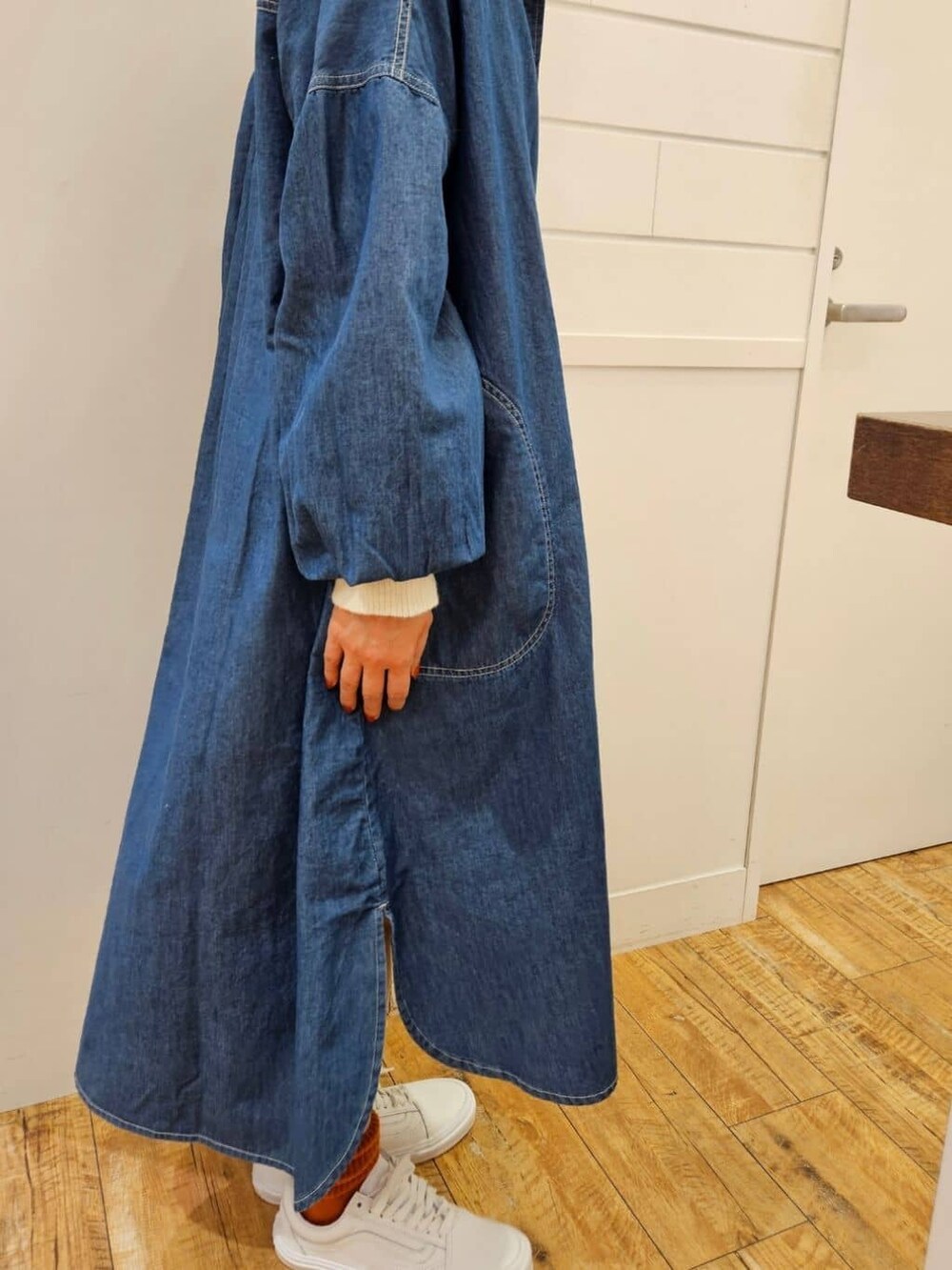 ブルー系のワンピース、ブルー系のワンピース、ブルー系のニット/セーターを着用したレディースの冬コーディネートの4枚目の写真