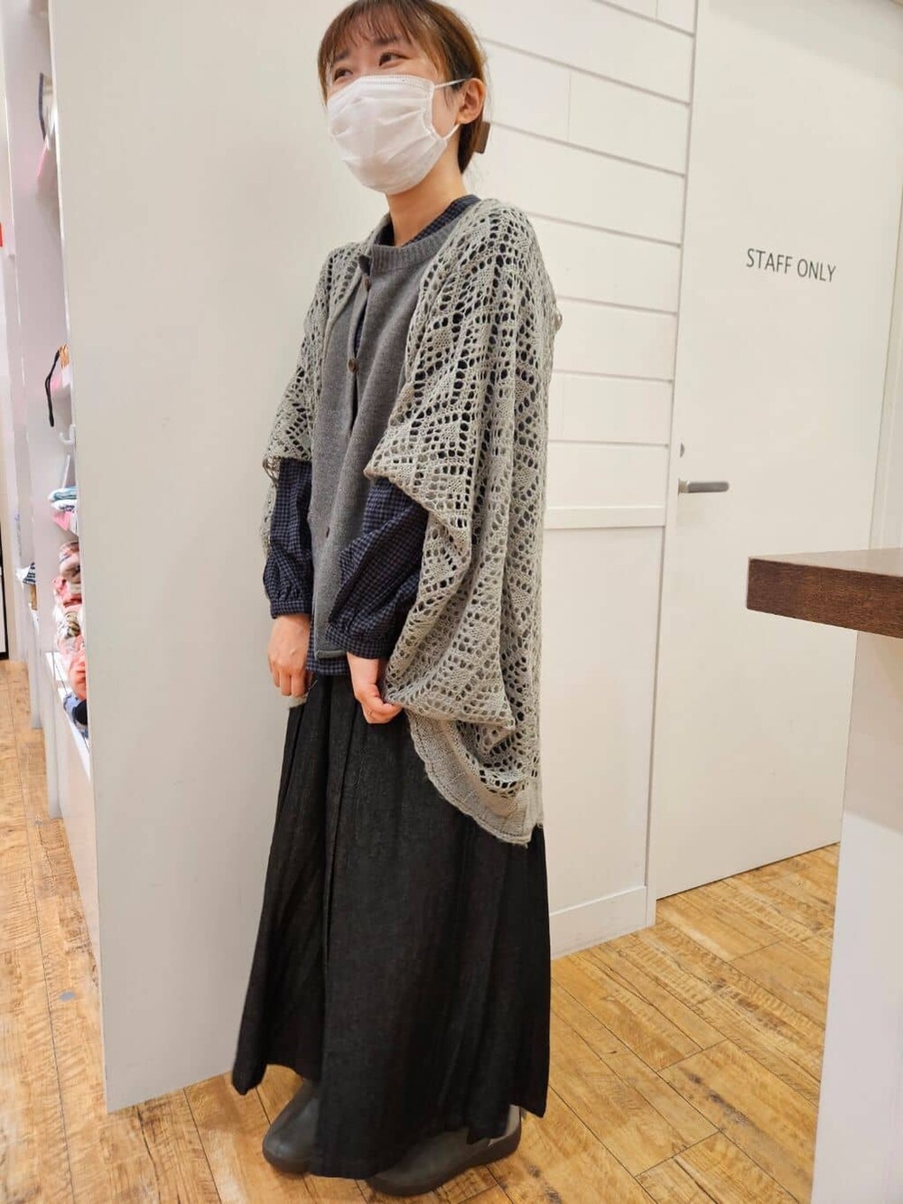 グレー系のシャツ/ブラウス、ブラック系のシャツ/ブラウス、ベージュ系のシャツ/ブラウスを着用したレディースの秋コーディネートの3枚目の写真