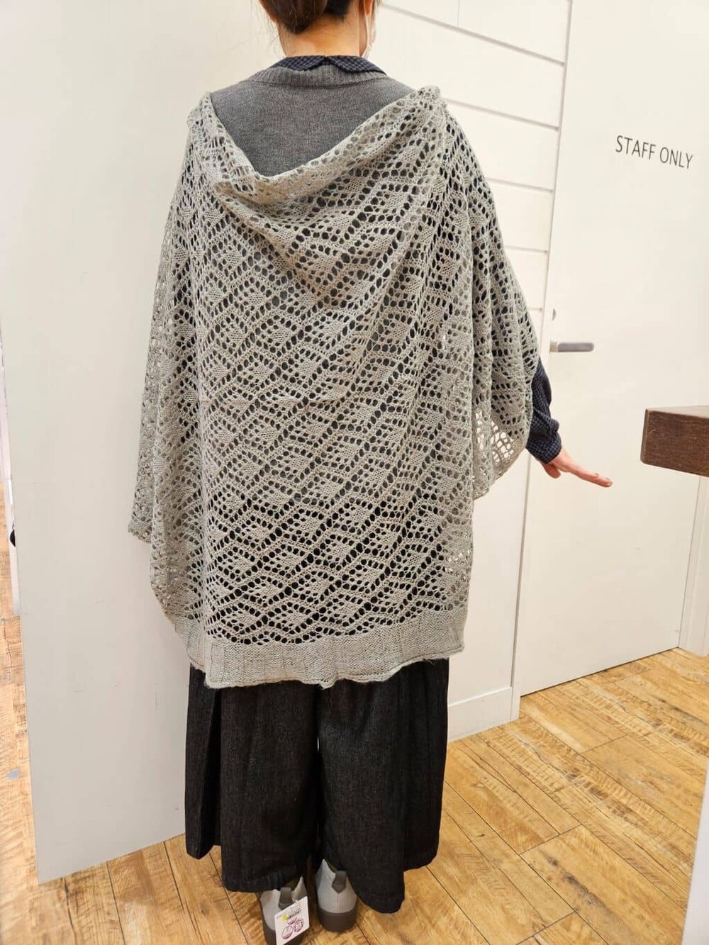 グレー系のシャツ/ブラウス、ブラック系のシャツ/ブラウス、ベージュ系のシャツ/ブラウスを着用したレディースの秋コーディネートの4枚目の写真