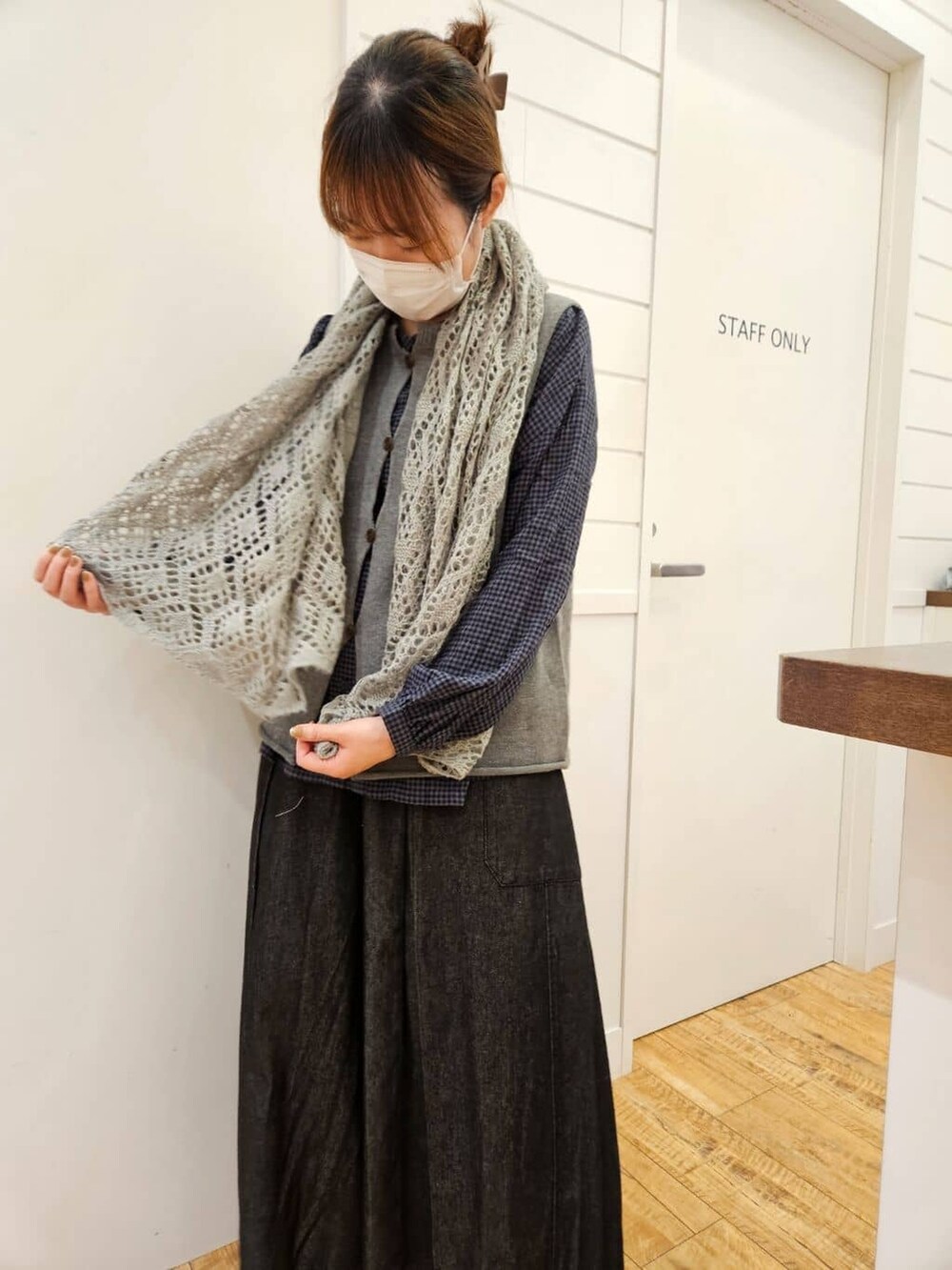 グレー系のシャツ/ブラウス、ブラック系のシャツ/ブラウス、ベージュ系のシャツ/ブラウスを着用したレディースの秋コーディネートの2枚目の写真