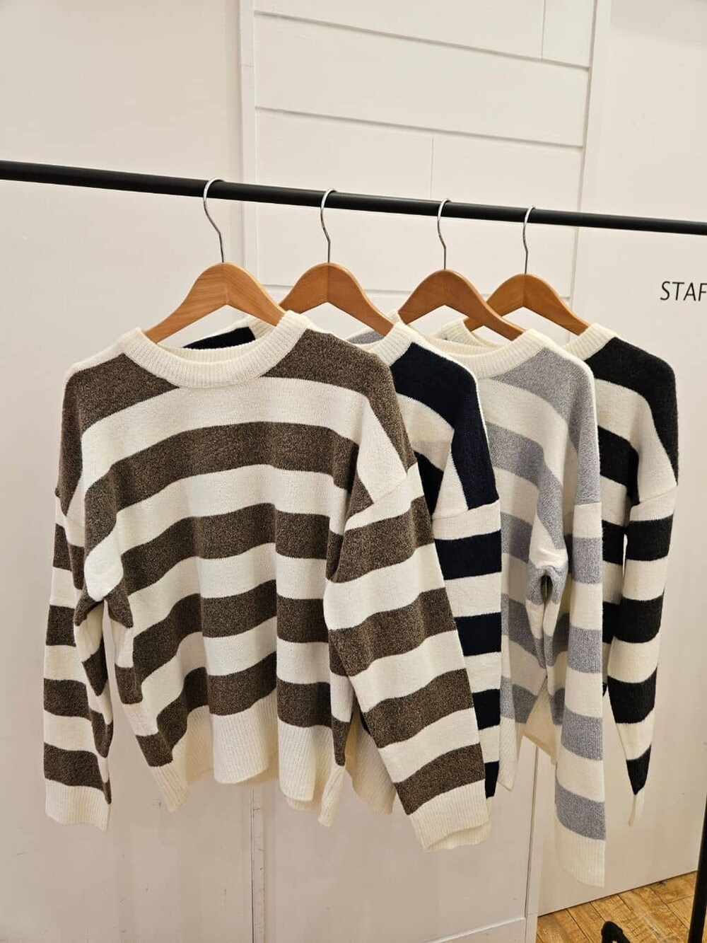 ブルー系のワンピース、ブルー系のワンピース、ブルー系のニット/セーターを着用したレディースの冬コーディネートの8枚目の写真