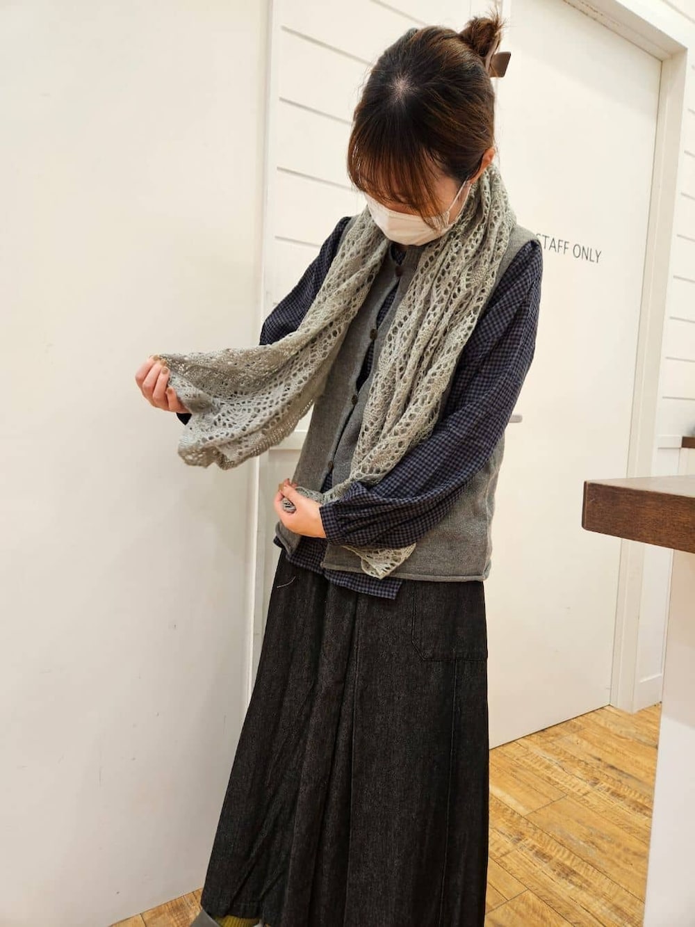 グレー系のシャツ/ブラウス、ブラック系のシャツ/ブラウス、ベージュ系のシャツ/ブラウスを着用したレディースの秋コーディネートの5枚目の写真