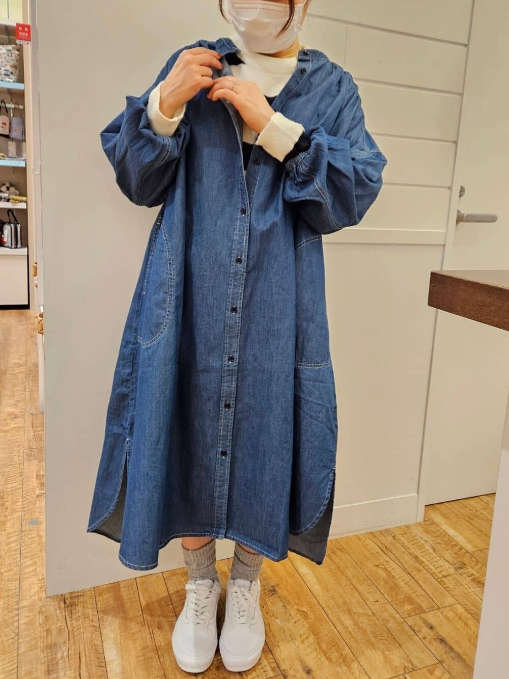 ブルー系のワンピース、ブルー系のワンピース、ブルー系のニット/セーターを着用したレディースの冬コーディネートの2枚目の写真