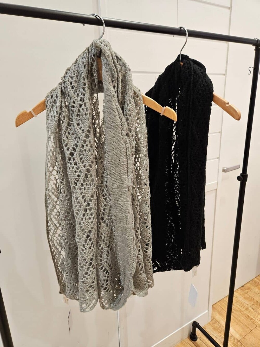 グレー系のシャツ/ブラウス、ブラック系のシャツ/ブラウス、ベージュ系のシャツ/ブラウスを着用したレディースの秋コーディネートの6枚目の写真
