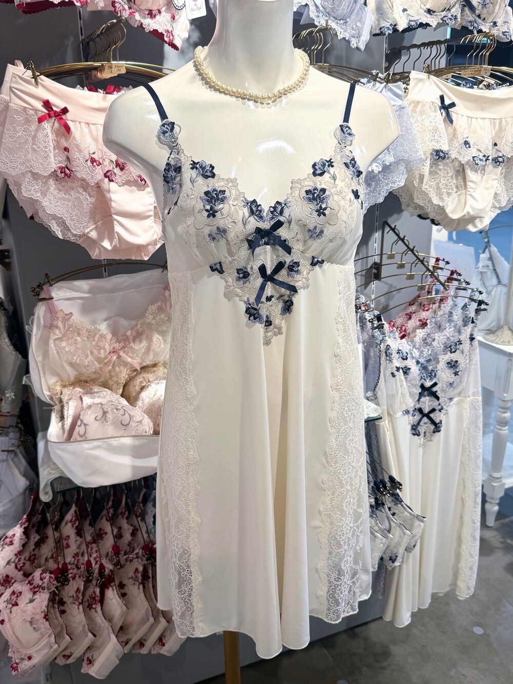 ブルー系のブラジャー、ブルー系のブラジャー、ブルー系のブラジャーを着用したレディースの秋コーディネートの6枚目の写真