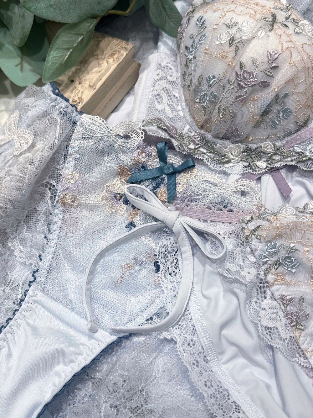 ブルー系のブラジャー、ブルー系のブラジャー、ブルー系のブラジャーを着用したレディースの夏コーディネートの4枚目の写真