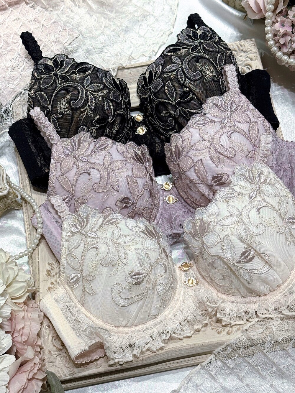 ホワイト系のブラジャー、ホワイト系のブラジャー、ホワイト系のブラジャーを着用したレディースの秋コーディネートの10枚目の写真