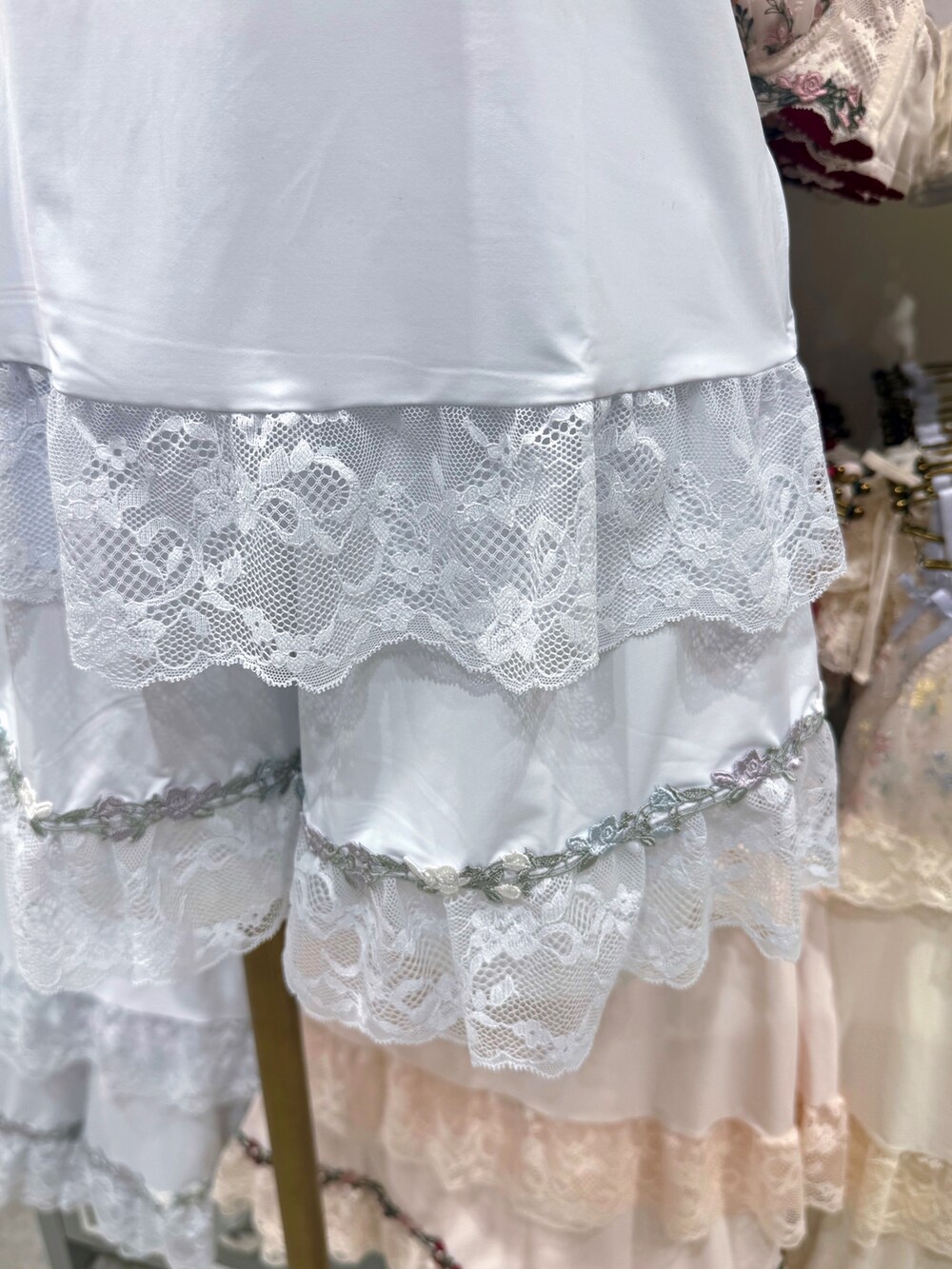 ブルー系のブラジャー、ブルー系のブラジャー、ブルー系のブラジャーを着用したレディースの夏コーディネートの7枚目の写真