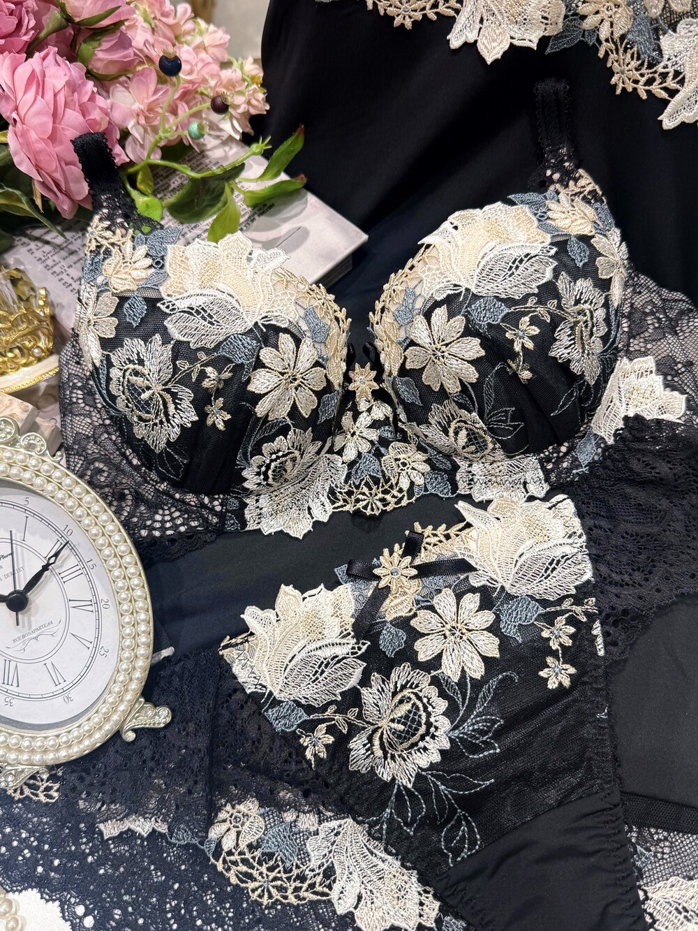 ブラック系のブラジャー、ブラック系のブラジャー、ブラック系のブラジャーを着用したレディースの夏コーディネートの3枚目の写真