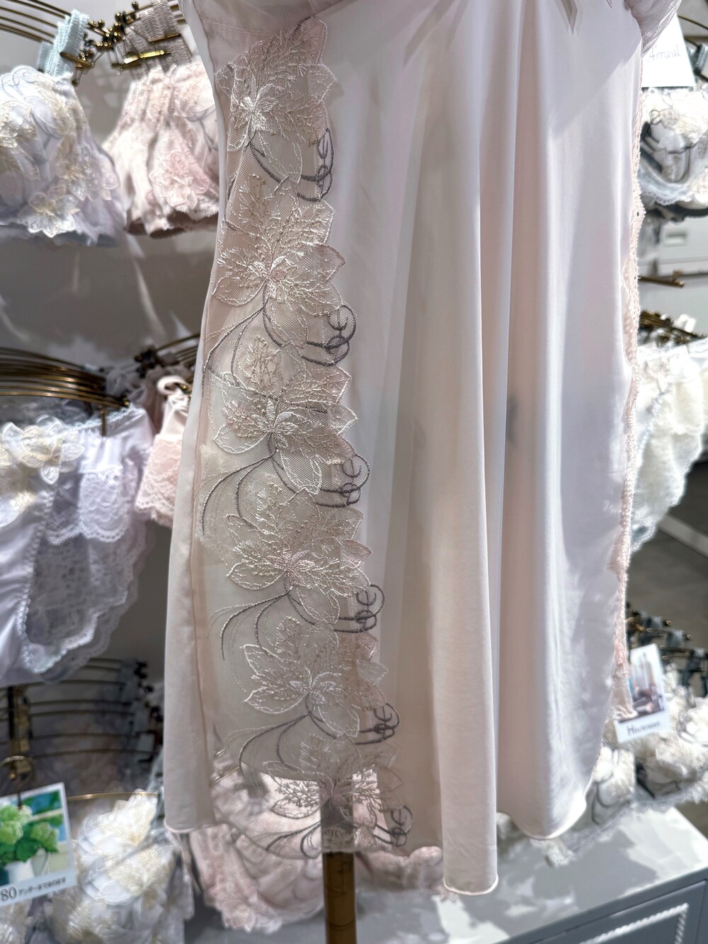 ピンク系のブラジャー、ピンク系のブラジャー、ピンク系のブラジャーを着用したレディースの秋コーディネートの7枚目の写真