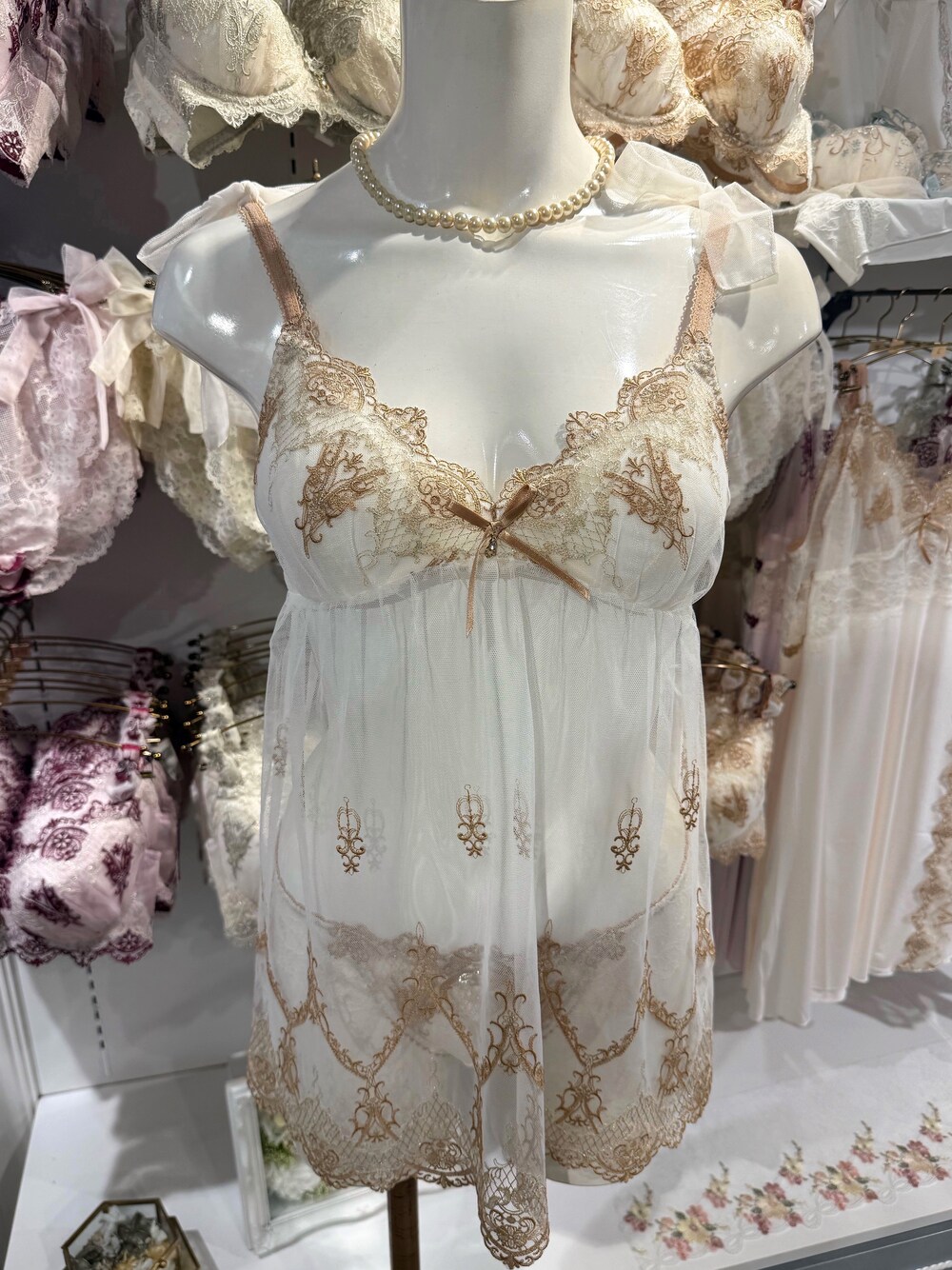 ゴールド系のブラジャー、グリーン系のブラジャー、レッド系のブラジャーを着用したレディースの秋コーディネートの5枚目の写真
