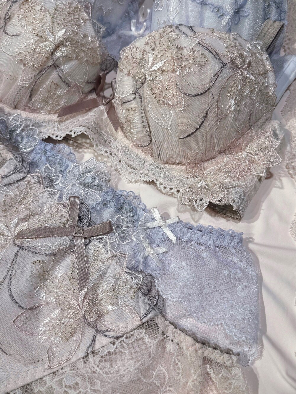 ピンク系のブラジャー、ピンク系のブラジャー、ピンク系のブラジャーを着用したレディースの秋コーディネートの5枚目の写真