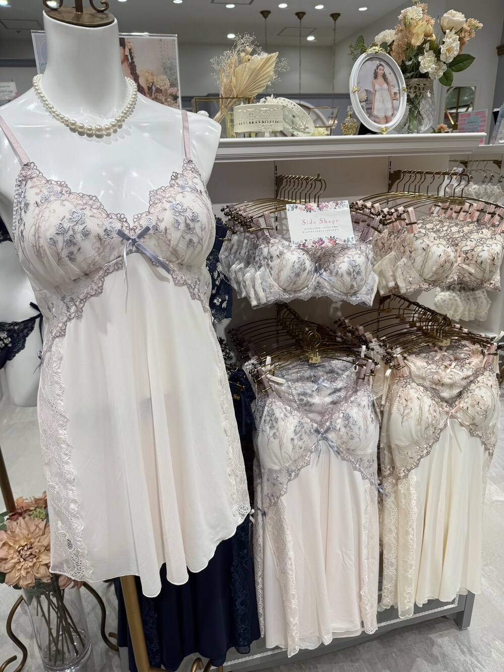 ブルー系のブラジャー、ブルー系のブラジャー、ブルー系のブラジャーを着用したレディースの春コーディネートの6枚目の写真