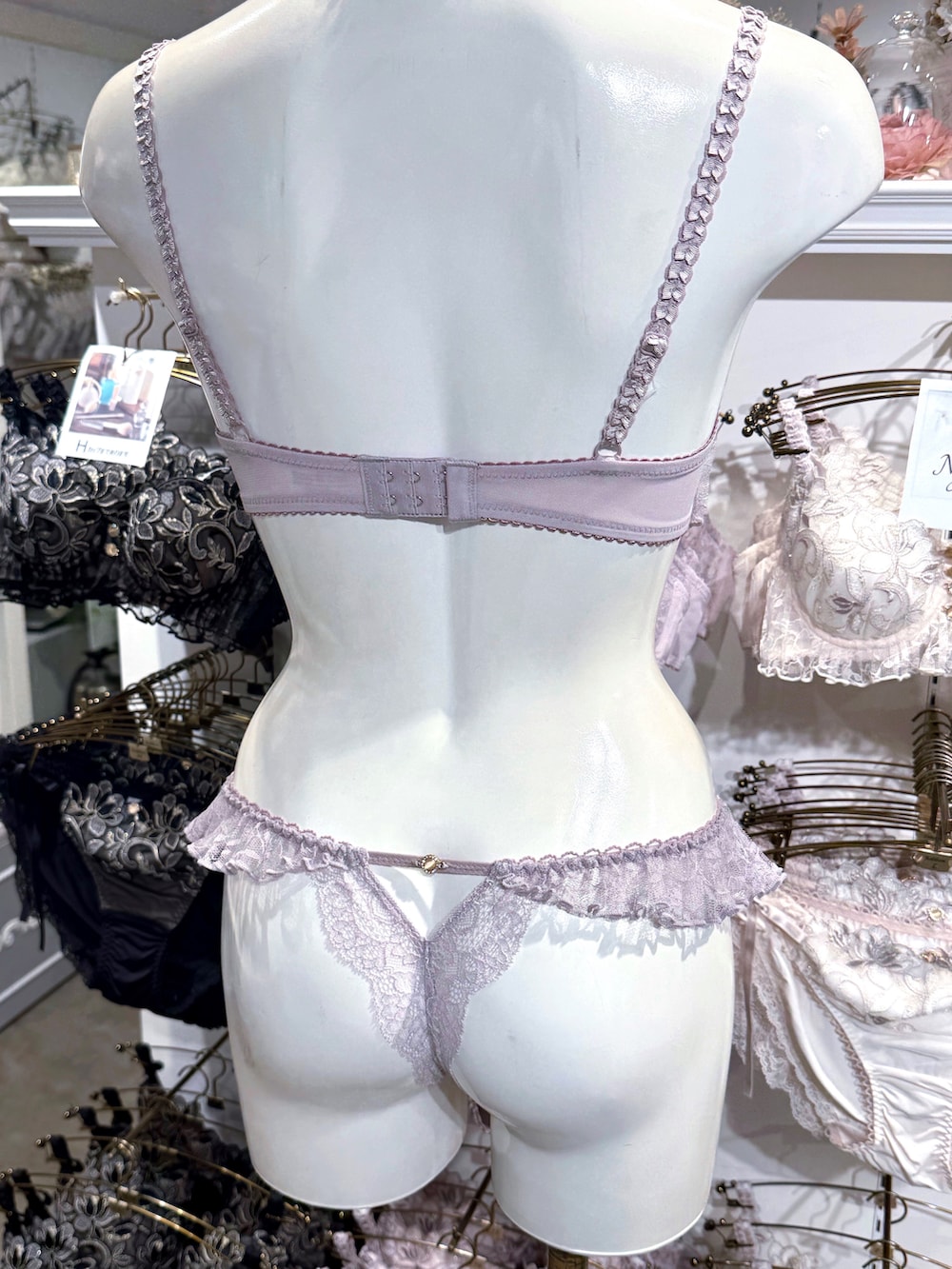 ホワイト系のブラジャー、ホワイト系のブラジャー、ホワイト系のブラジャーを着用したレディースの秋コーディネートの7枚目の写真