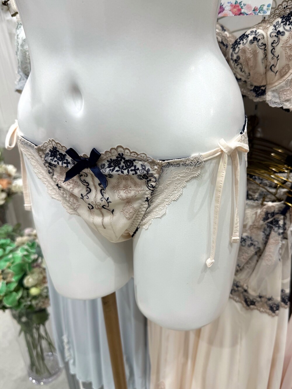 ブルー系のブラジャー、ブルー系のブラジャー、ブルー系のブラジャーを着用したレディースの夏コーディネートの6枚目の写真