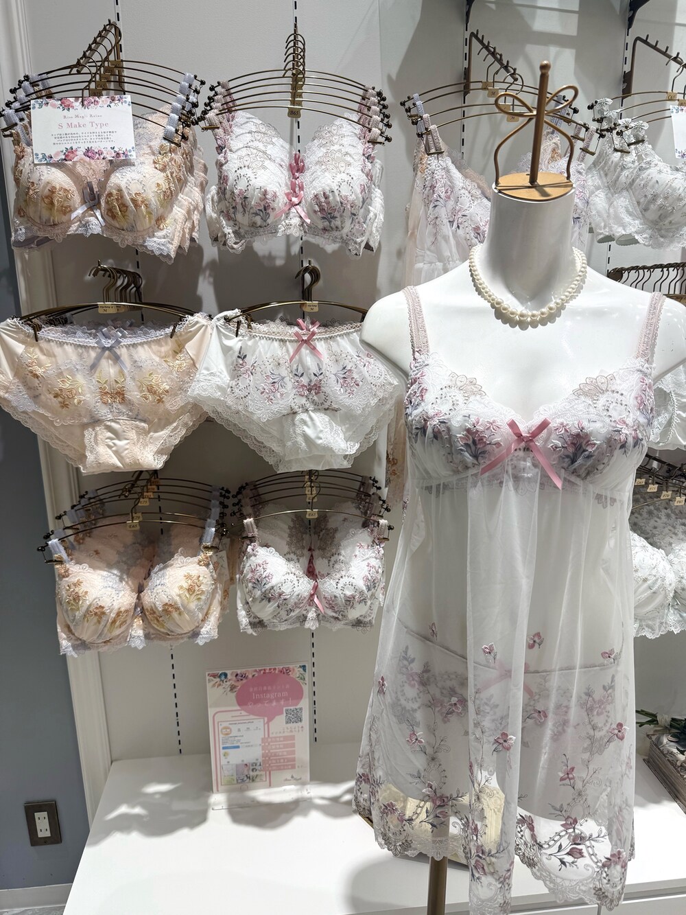 ブルー系のインナーウェア/肌着、ブルー系のインナーウェア/肌着、ブルー系のその他アンダーウェア/インナーを着用したレディースの春コーディネートの8枚目の写真