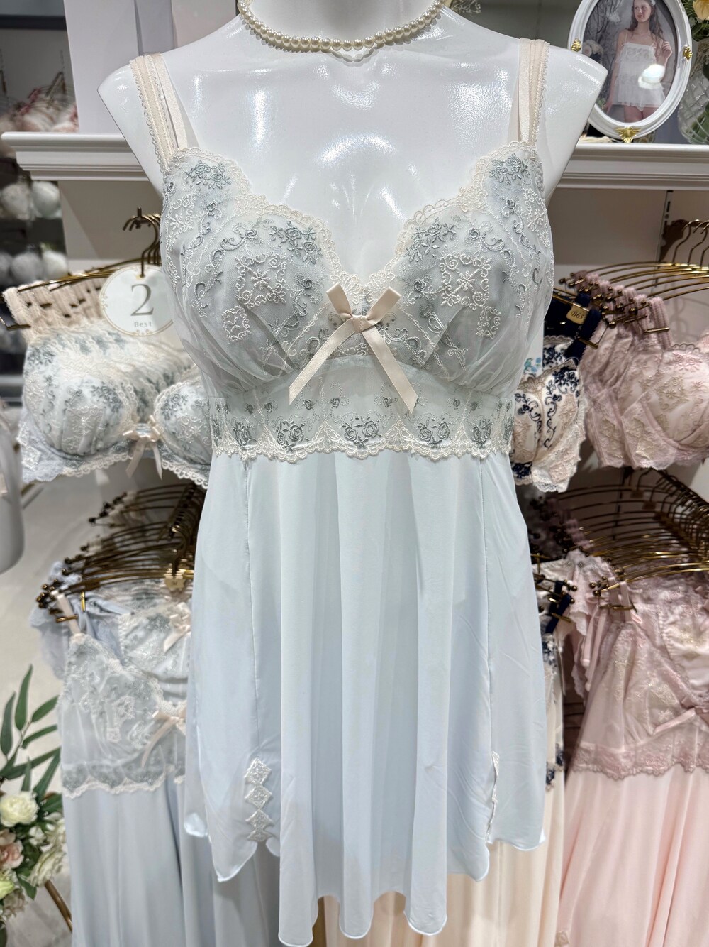 ブルー系のブラジャー、ブルー系のブラジャー、ブルー系のブラジャーを着用したレディースの夏コーディネートの7枚目の写真