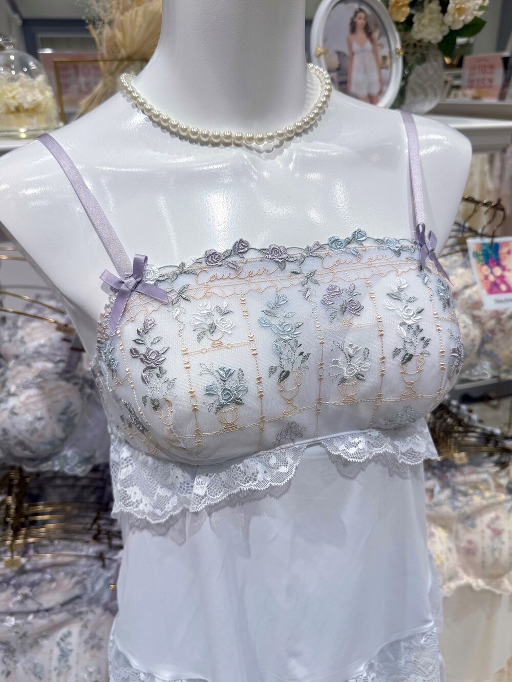 ブルー系のブラジャー、ブルー系のブラジャー、ブルー系のブラジャーを着用したレディースの夏コーディネートの6枚目の写真