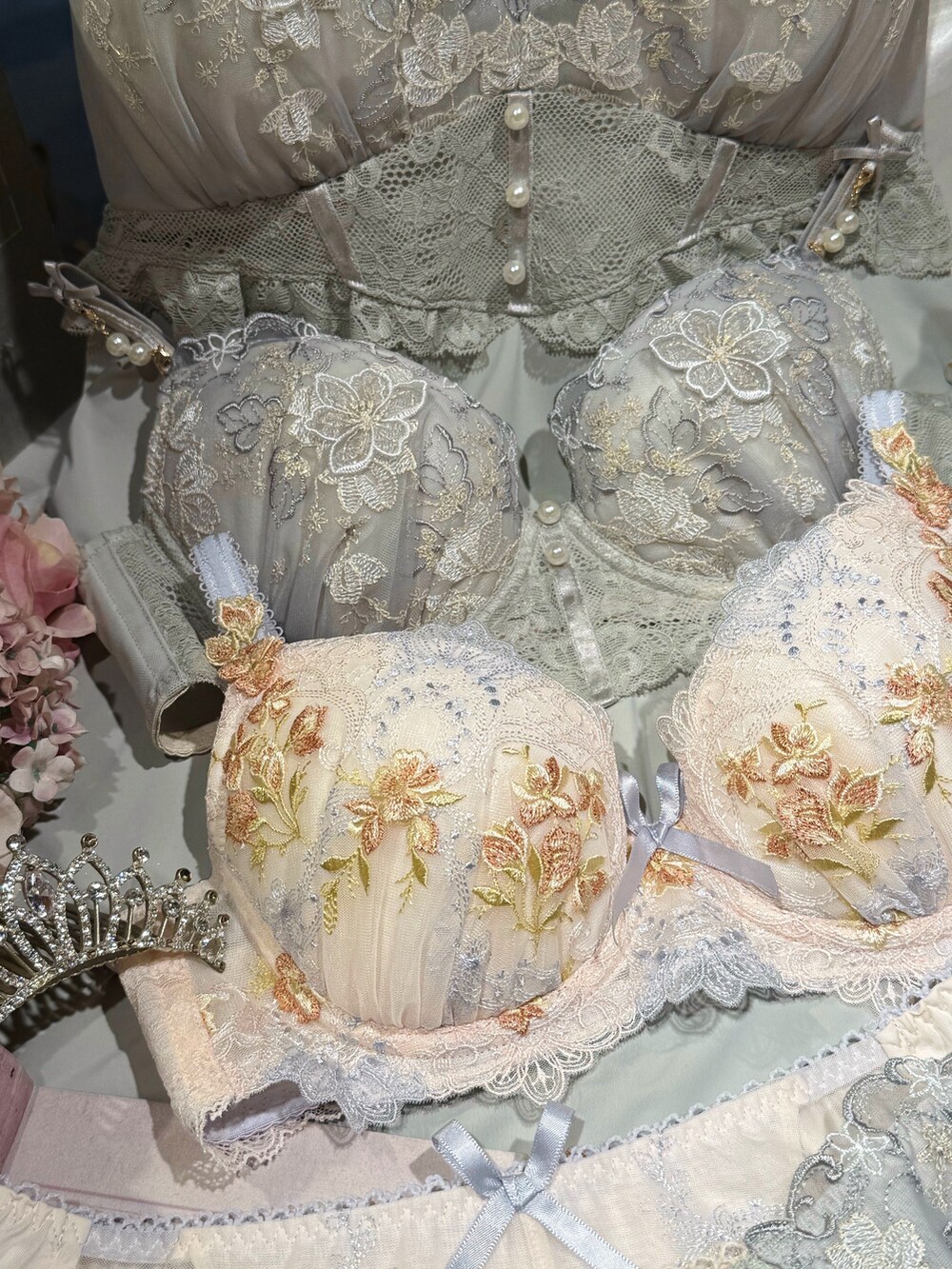 グリーン系のブラジャー、グリーン系のブラジャー、グリーン系のブラジャーを着用したレディースの夏コーディネートの2枚目の写真