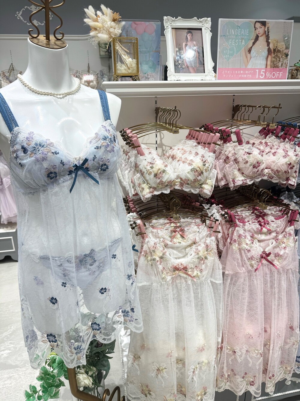 ブルー系のインナーウェア/肌着、ブルー系のインナーウェア/肌着、ブルー系のその他アンダーウェア/インナーを着用したレディースの春コーディネートの2枚目の写真