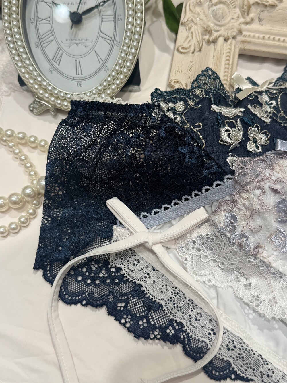 ブルー系のブラジャー、ブルー系のブラジャー、ブルー系のブラジャーを着用したレディースの春コーディネートの4枚目の写真
