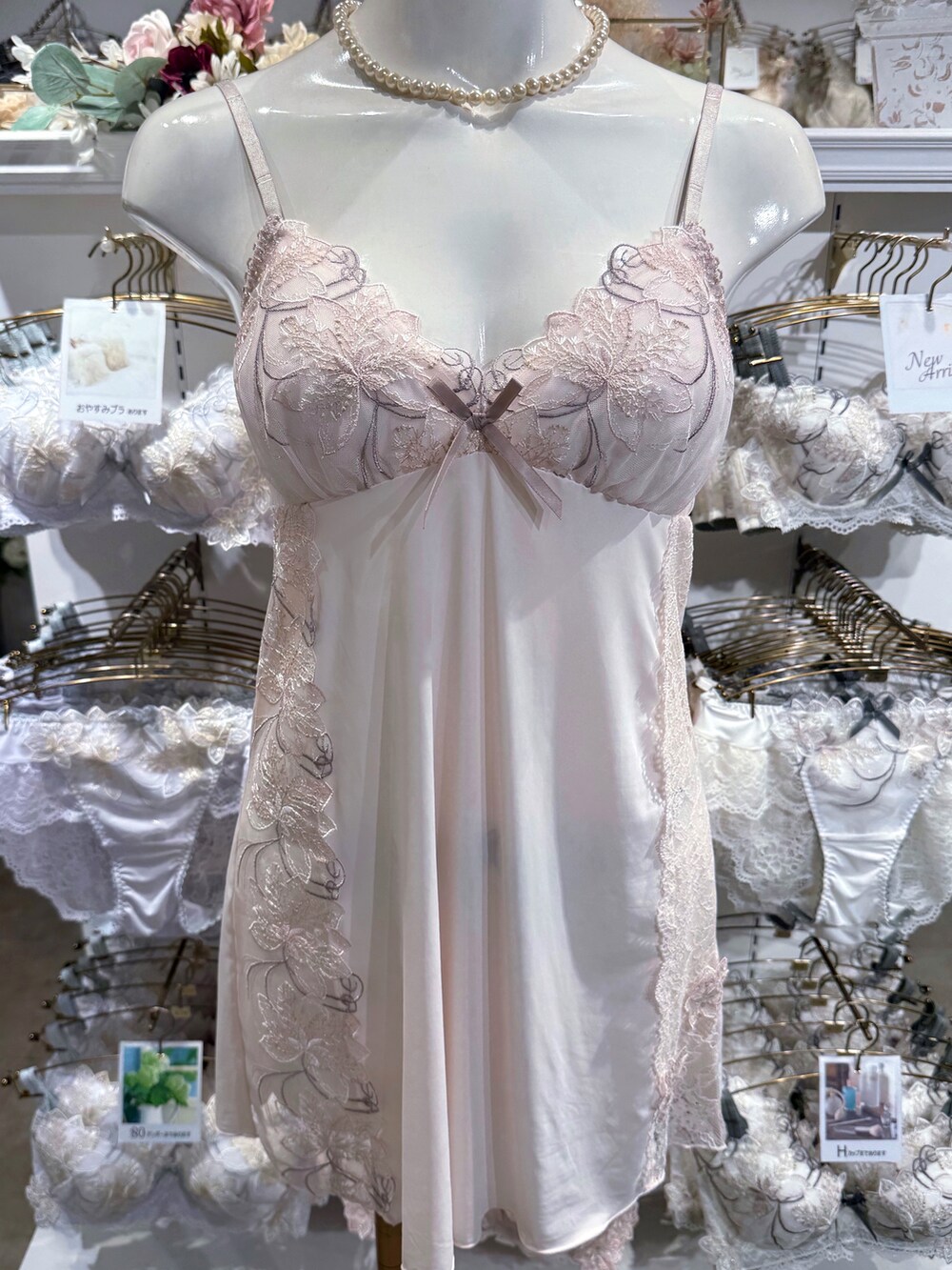 ピンク系のブラジャー、ピンク系のブラジャー、ピンク系のブラジャーを着用したレディースの秋コーディネートの6枚目の写真