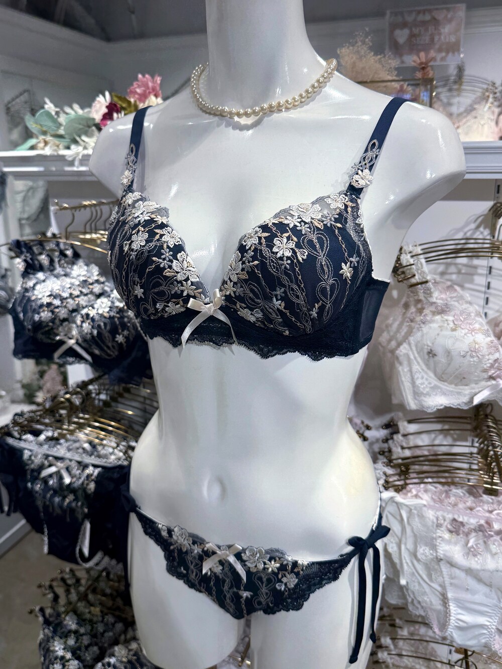 ゴールド系のブラジャー、ゴールド系のブラジャー、ゴールド系のブラジャーを着用したレディースの秋コーディネートの6枚目の写真