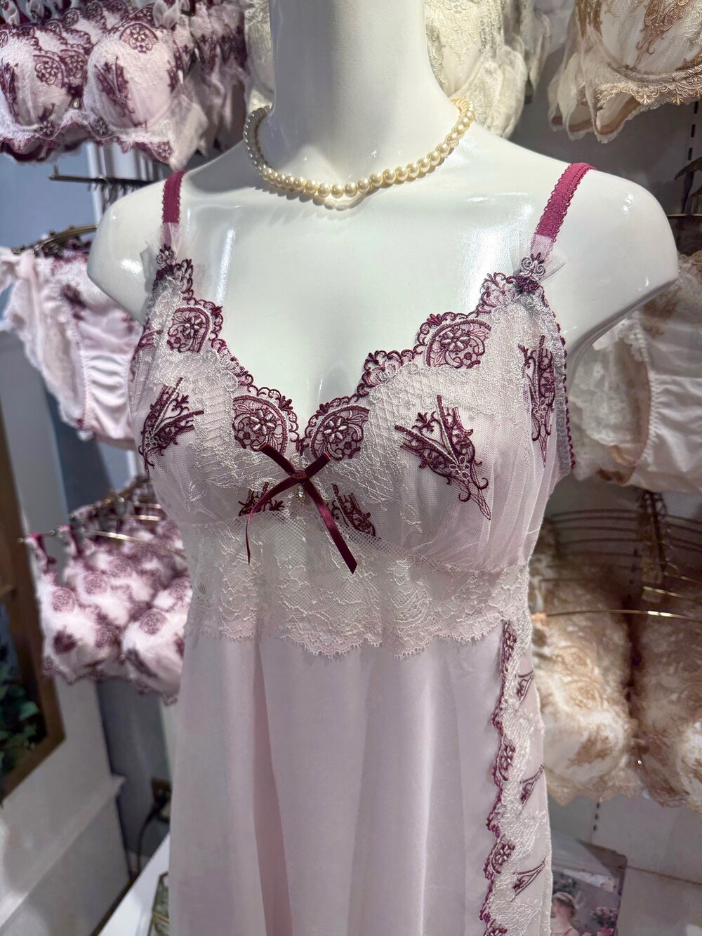 ゴールド系のブラジャー、グリーン系のブラジャー、レッド系のブラジャーを着用したレディースの秋コーディネートの8枚目の写真