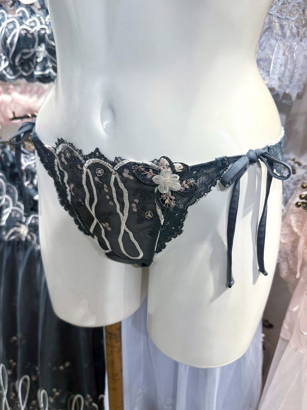 グレー系のブラジャー、グレー系のブラジャー、グレー系のブラジャーを着用したレディースの夏コーディネートの5枚目の写真