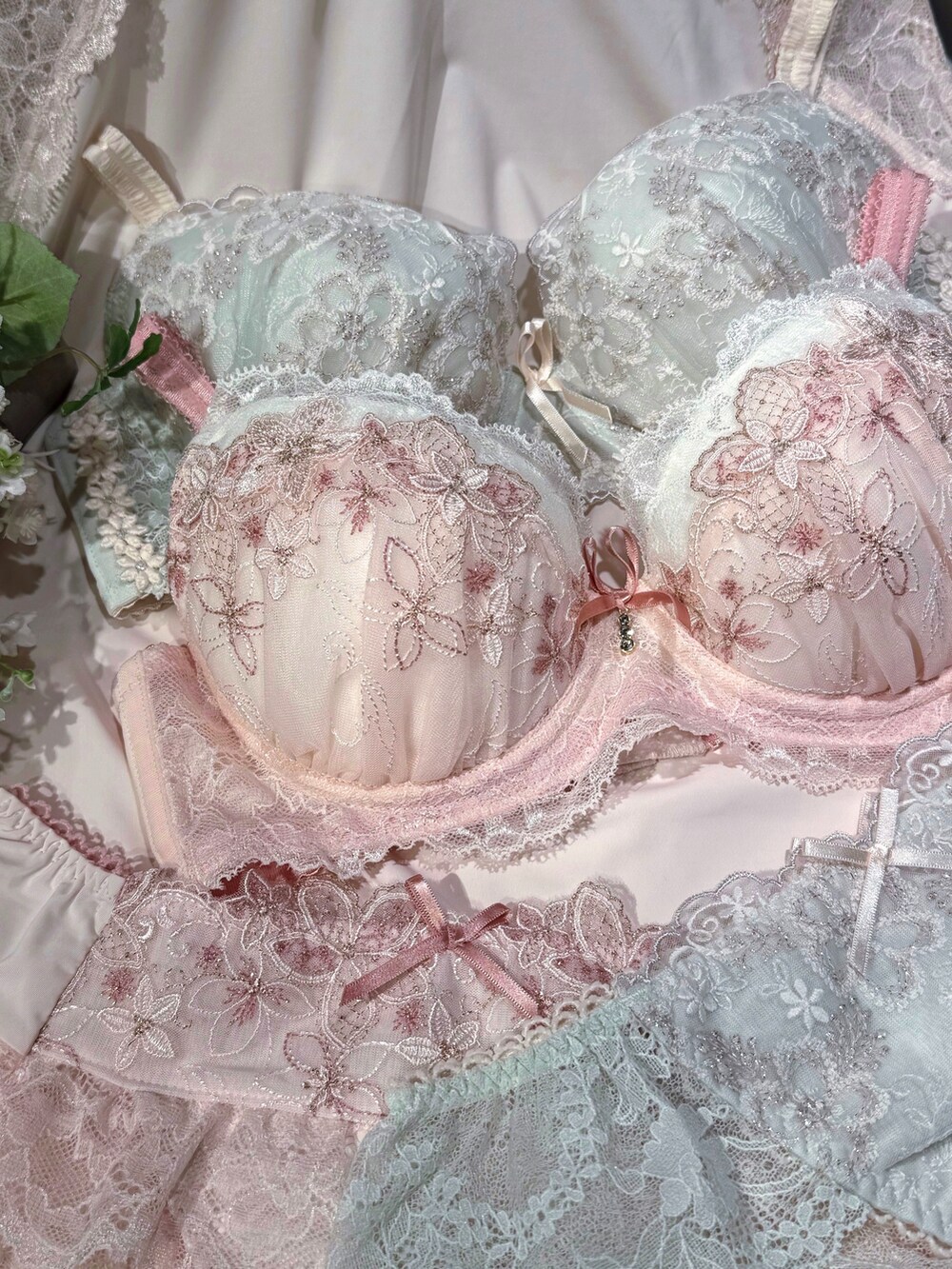 ピンク系のブラジャー、ピンク系のブラジャー、ピンク系のブラジャーを着用したレディースの夏コーディネートの4枚目の写真