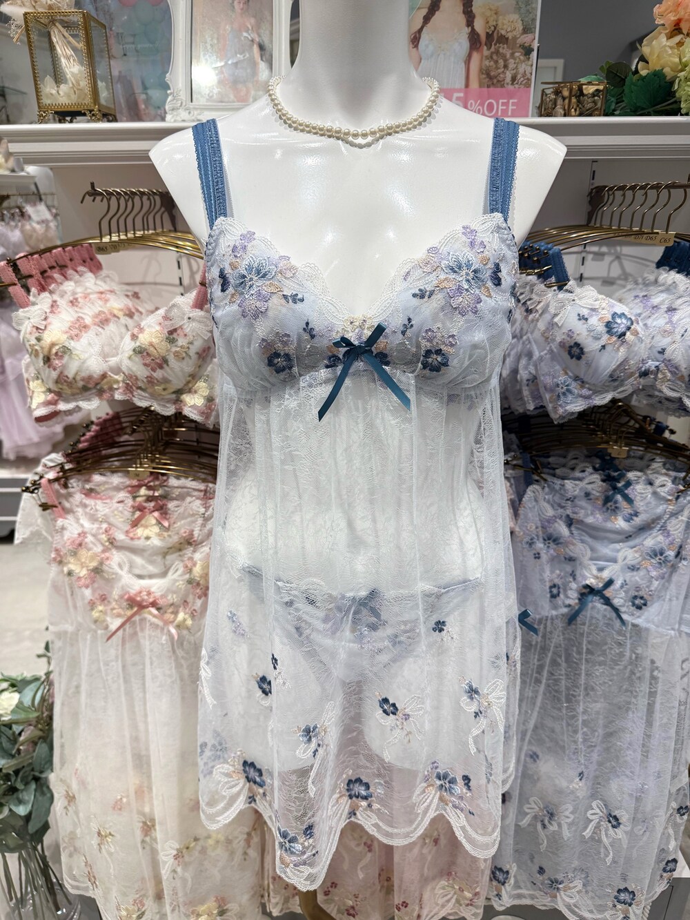 ブルー系のインナーウェア/肌着、ブルー系のインナーウェア/肌着、ブルー系のその他アンダーウェア/インナーを着用したレディースの春コーディネートの3枚目の写真